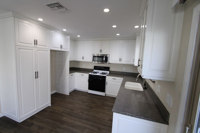 Building Photo - Single-Story 3-Bedroom Redlands Condo in A...