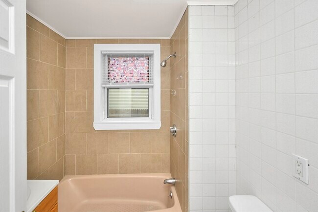 Building Photo - 11 Rainier Rd