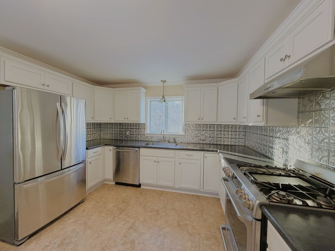 Foto del edificio - Single-Family Home with Scenic Views, Large Yard & Spacious Bedrooms