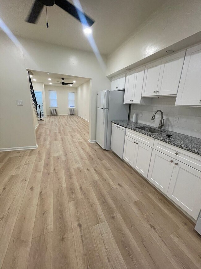 Foto del edificio - NEWLY UPDATED SPACIOUS 3-BEDROOM HOUSE IN ...