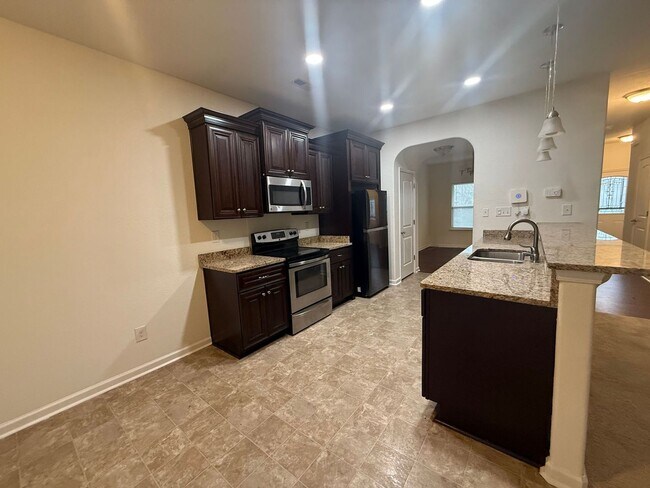 Foto del edificio - Spacious 4BR Home with Large Fenced Yard & Prime Location