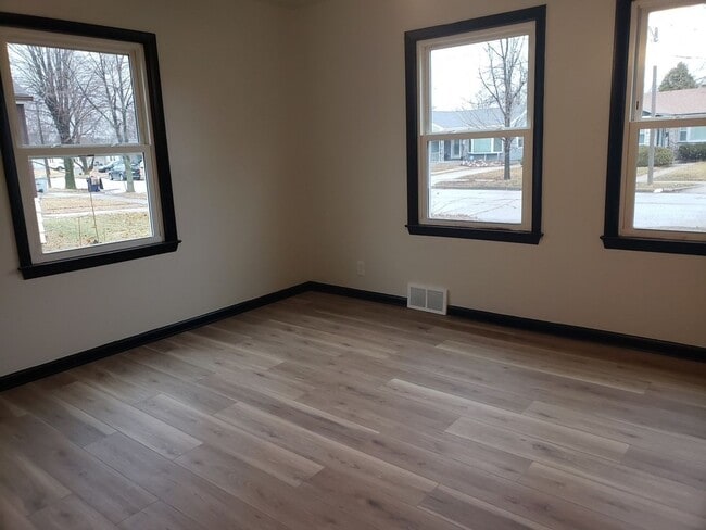 Building Photo - 2237 W Rohr Ave