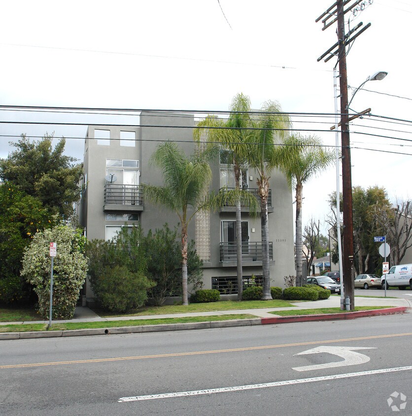 tree obstruction - 12303 Moorpark St