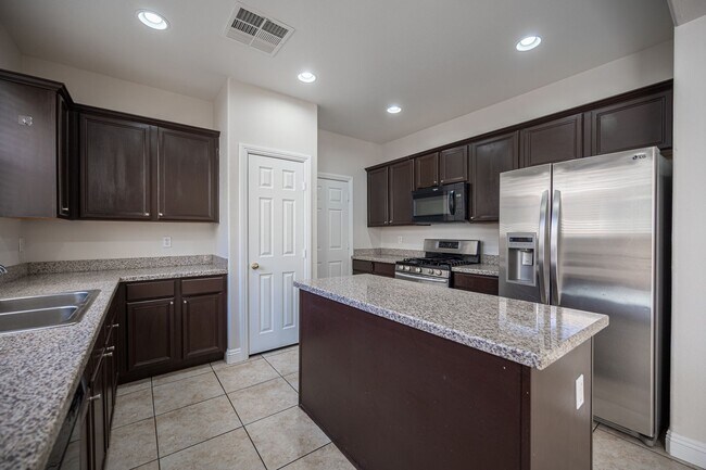 Foto del edificio - Beautiful 4 Bedroom 2.5 bath Home in the Southwest!