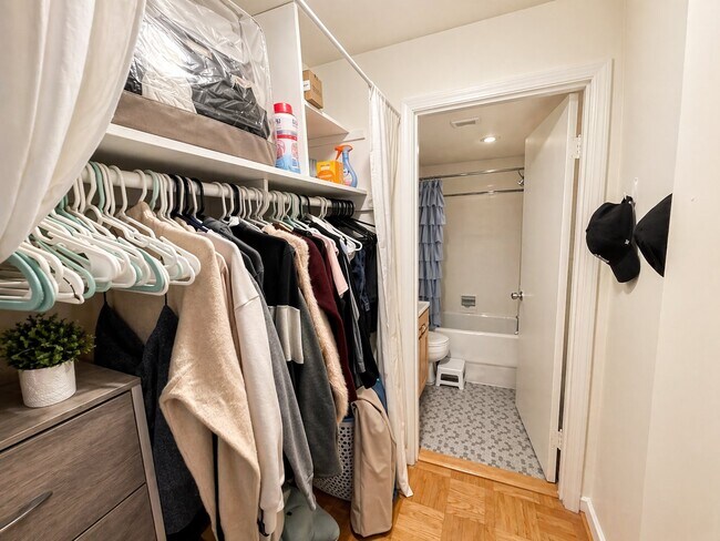 Foto del edificio - 4465 MacArthur Blvd NW