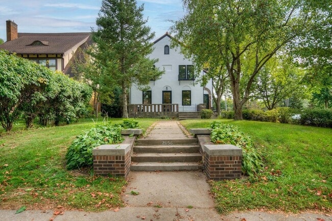 Building Photo - 2056 Summit Ave