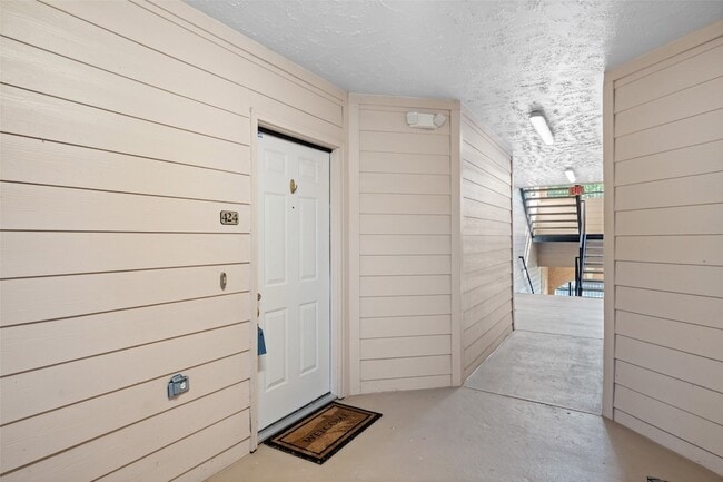 Building Photo - 8051 Bay Branch Dr