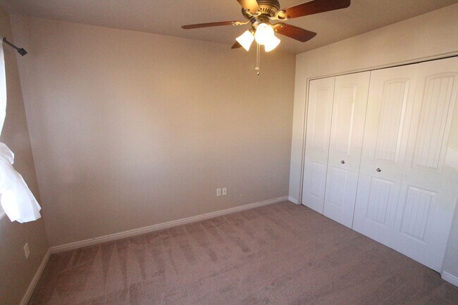 Foto del edificio - KNOLLWOOD TOWNHOME 3 Bed 2.5 Bath!