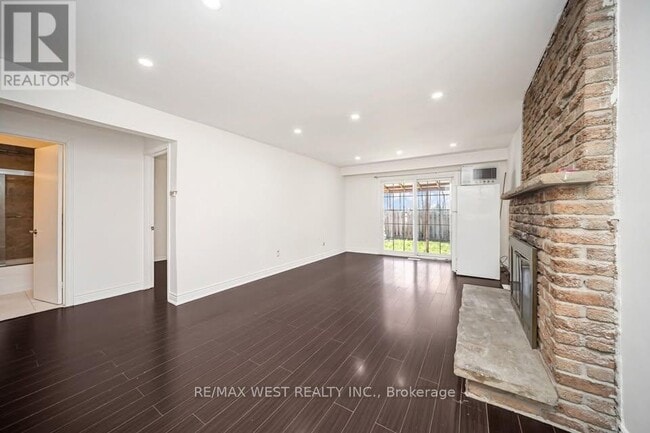 Building Photo - 44 Fallway Rd