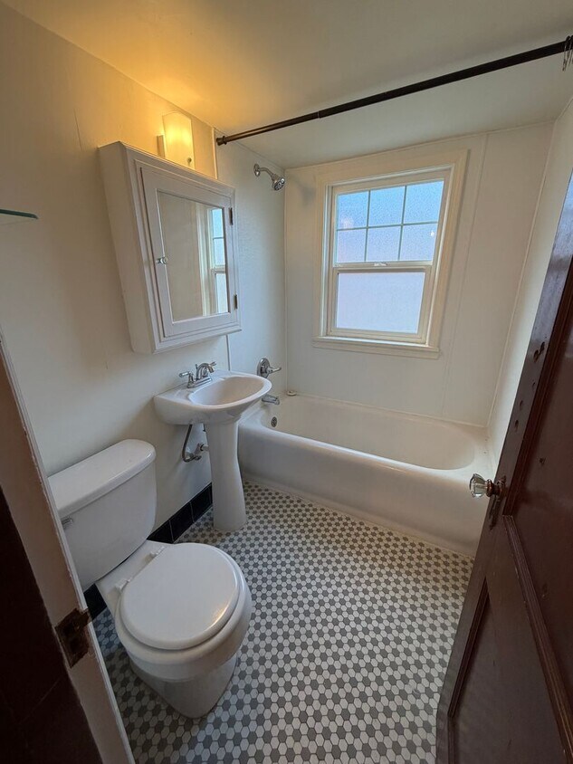 Foto del edificio - Newly Painted Studio Apartment - Located near Sky Lakes and Oregon Tech!