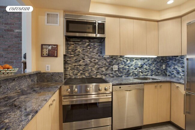 Building Photo - 211 W 71st St