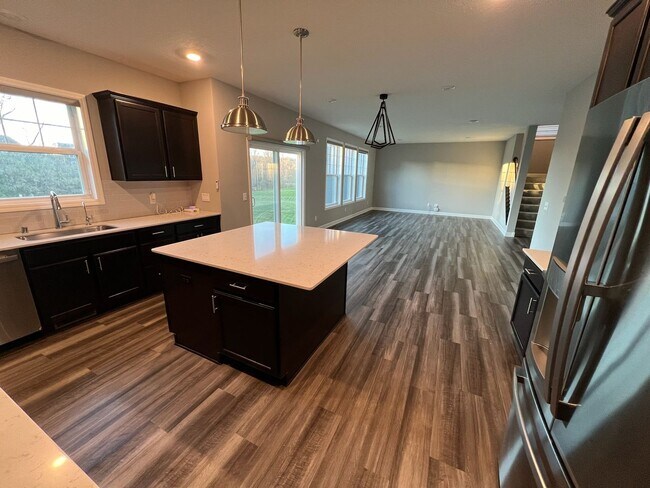 Building Photo - Wayzata schools executive home for lease! ...