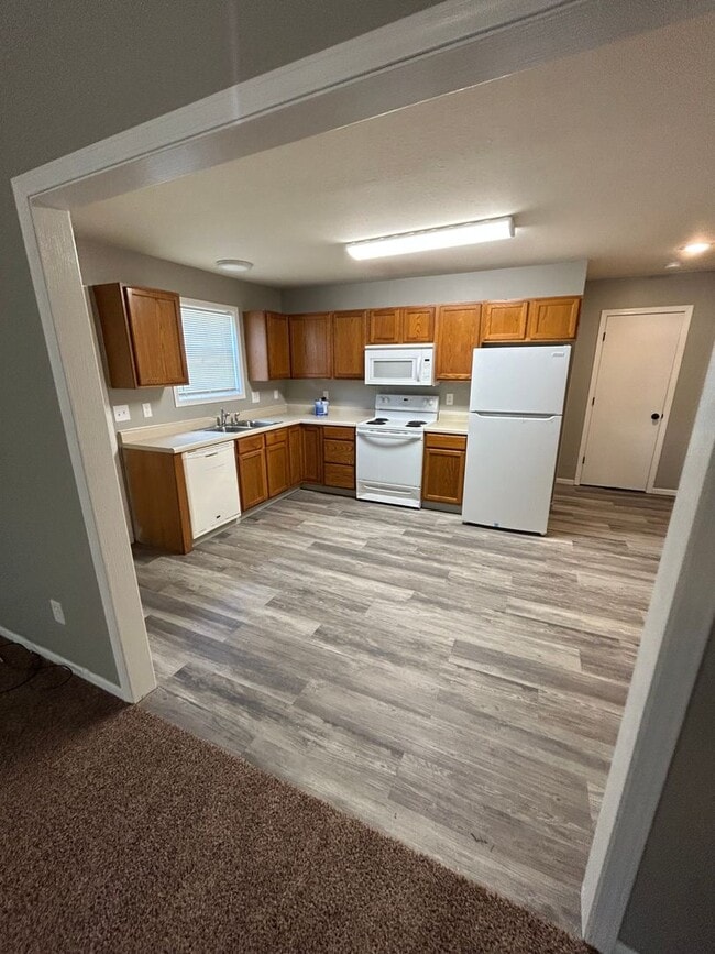 Building Photo - 2650 E Oakbrook Dr