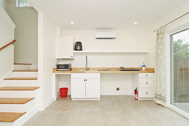 Foto del edificio - Light-Filled Downtown Studio Near UVA Medical Center