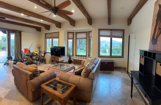 Foto del edificio - 3026 N Twin Oaks Valley Rd