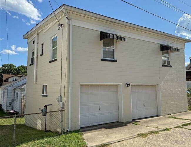 Foto del edificio - Charming 2 Bedroom Home in South Charleston with Beautiful Hardwood Flooring Throughout!