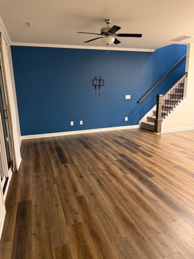 Foto del edificio - *END UNIT ROLESVILLE TOWNHOME*