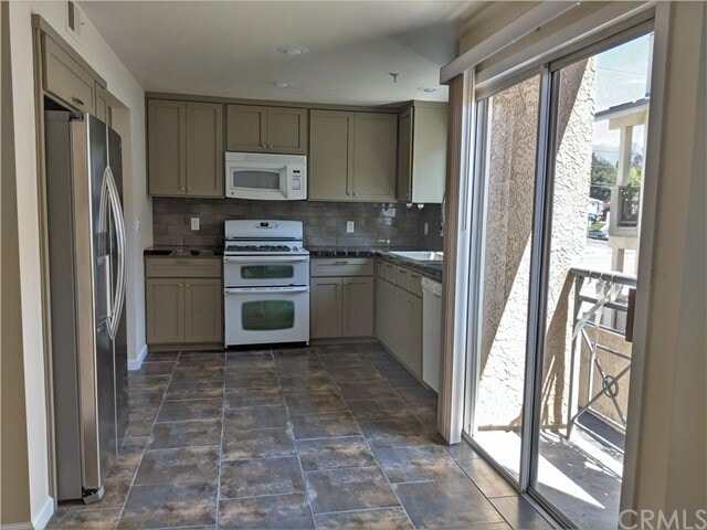 Foto del edificio - 2466 Montrose Ave