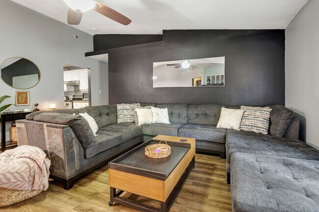 Foto del edificio - 3 Bedroom in Navarre! Move In $200 off 1st...