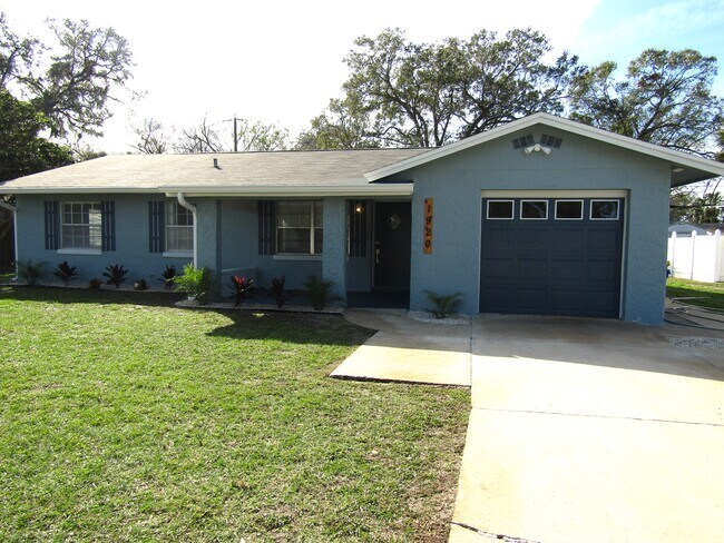 Building Photo - 1920 Travelers Palm Dr