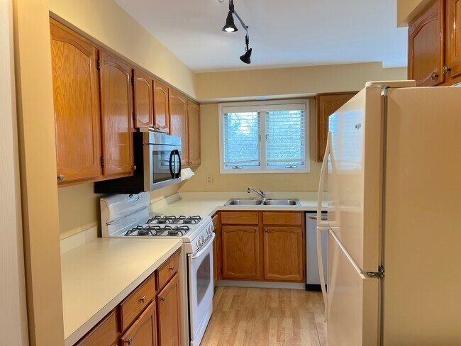Building Photo - 986 West Ct
