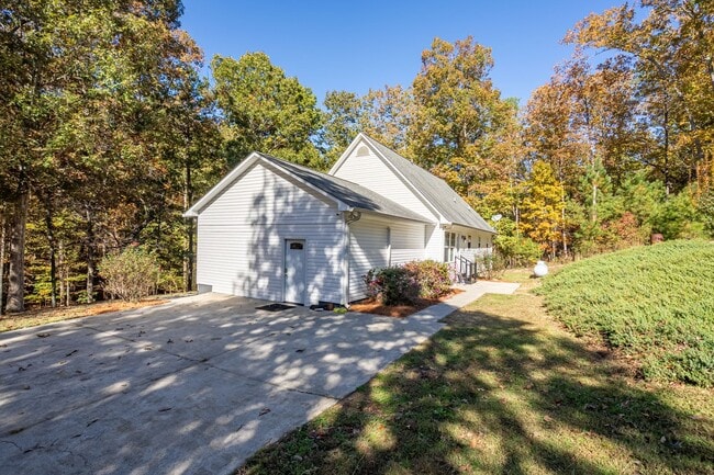 Building Photo - 3 Bedrooms, 2.5 Bathrooms - Home in Silver Creek!