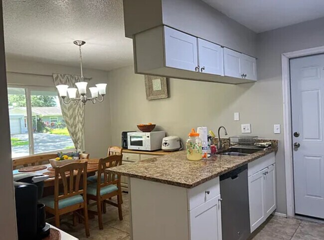 Foto del edificio - 1618 Amberglen Dr