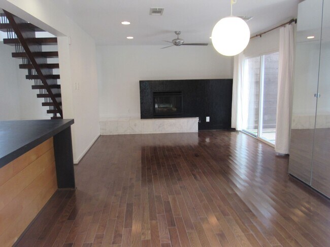 Building Photo - Close to downtown & entertainment - Montro...