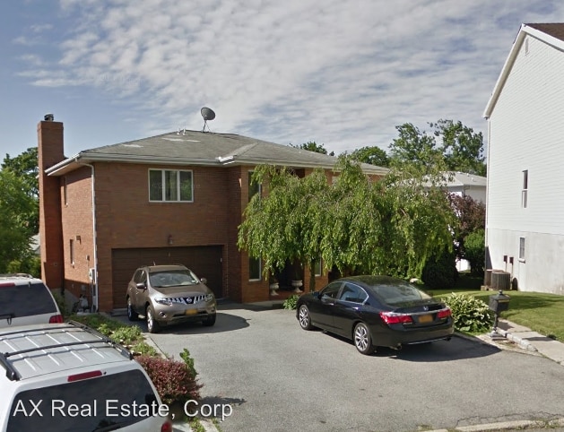 Primary Photo - 31 Bronxville Ln