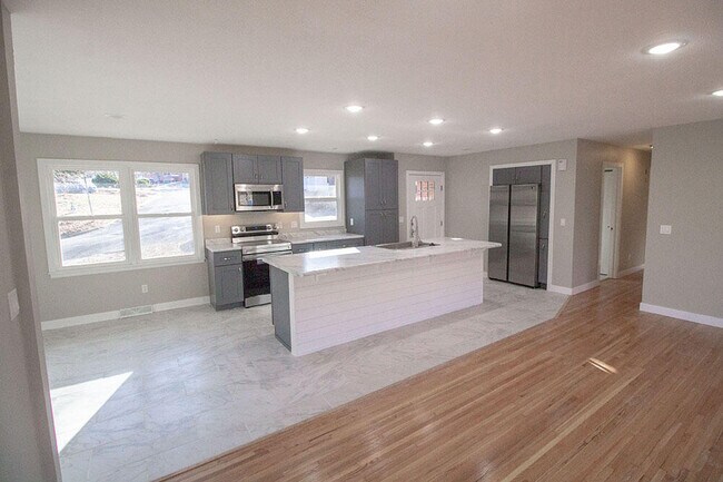 Foto del edificio - 715 Bluffdale Dr