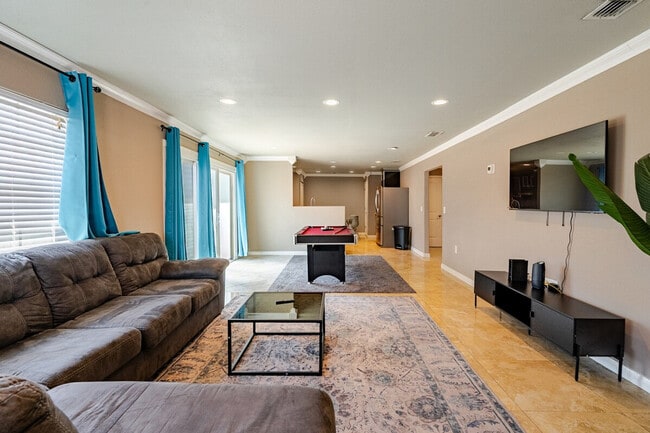 Building Photo - 710 S San Joaquin Ave