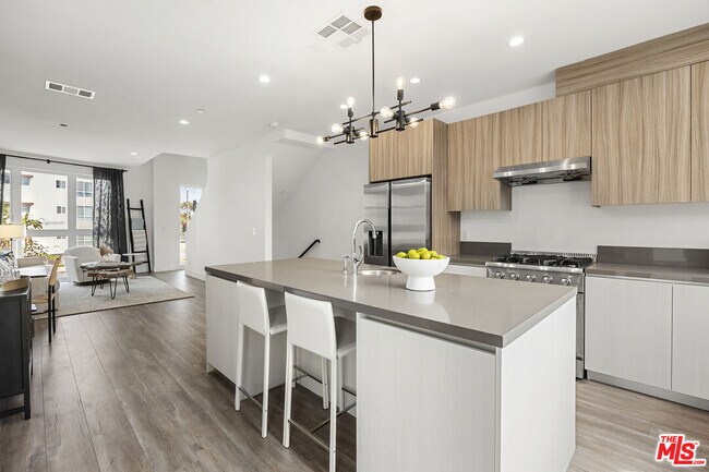 Foto del edificio - 5502 W Olympic Blvd