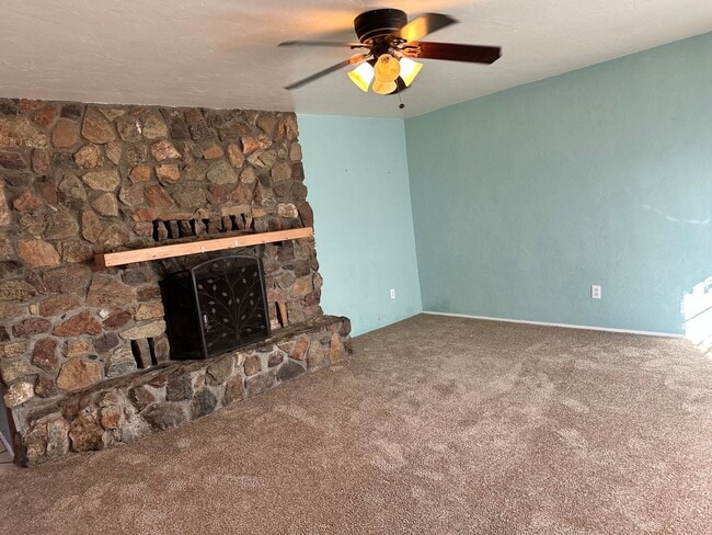 Foto del edificio - 4 Bed, 2 Bath House on a Large Corner Lot for Rent (22nd St/Wilmot)