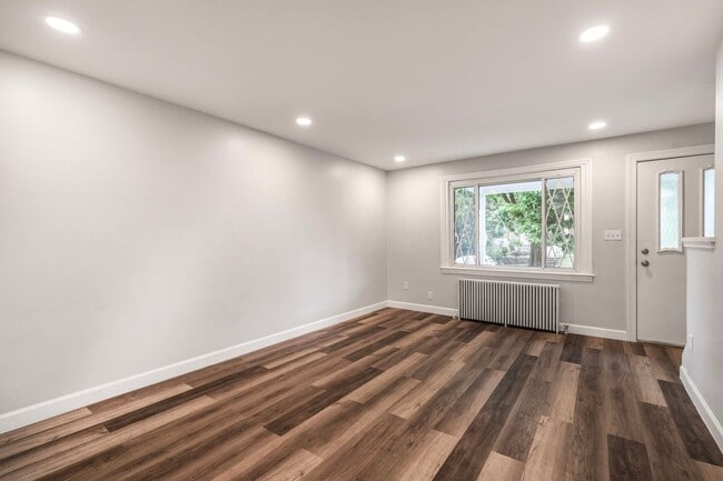 Building Photo - Newly Renovated 5BR/2BA Row home
