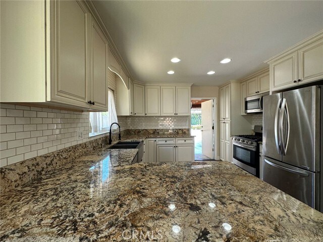 Building Photo - 600 Pinecrest Ln