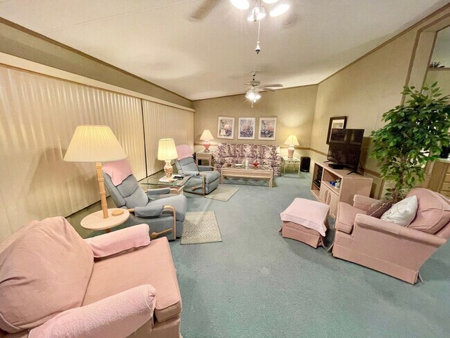 Foto del edificio - 437 Nettles Blvd