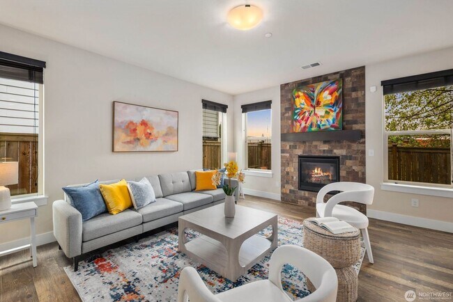 Foto del edificio - Modern Lynnwood Home with Flexible Bonus Space and Fenced Backyard