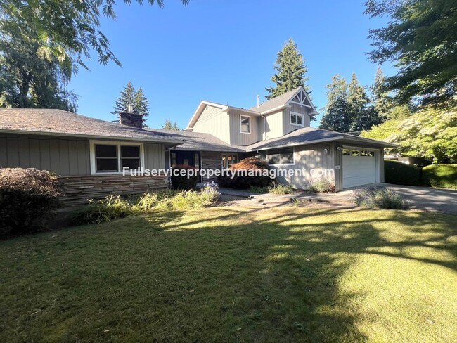 Foto del edificio - Beautiful Mercer Island Home with Private Hot Tub Pavillion & Spacious Floor Plan