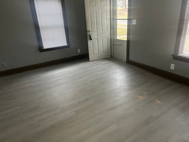 Building Photo - 2 Bedroom House