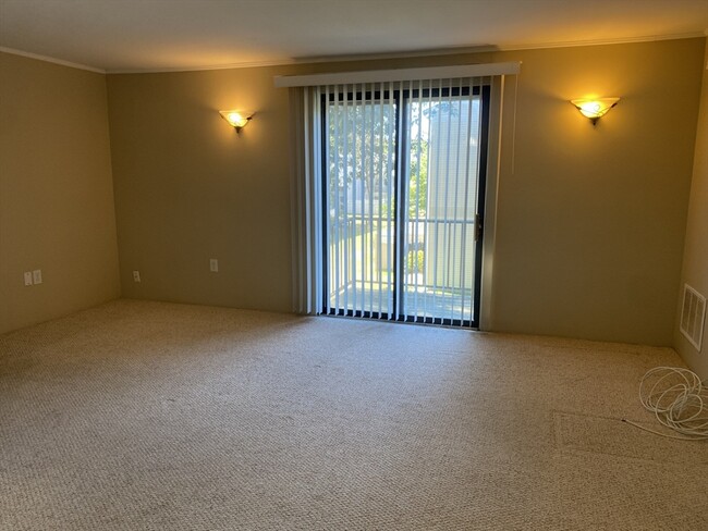 Building Photo - 7 Village Rock Ln
