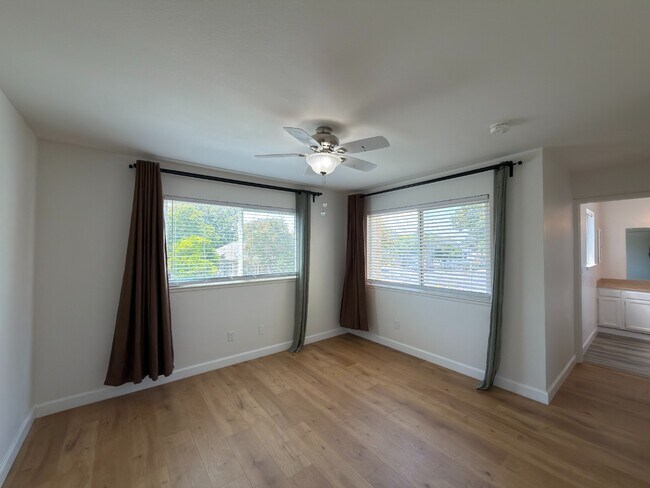 Foto del edificio - Prime Santa Clara Location | Bright 3BR/2.5BA End-Unit | 2 Primary Suites | Central Heat & AC