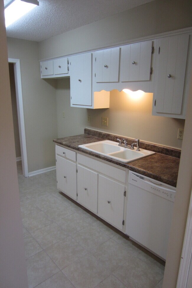 Building Photo - Now Leasing a 3-bedroom 2 bath home in Bar...