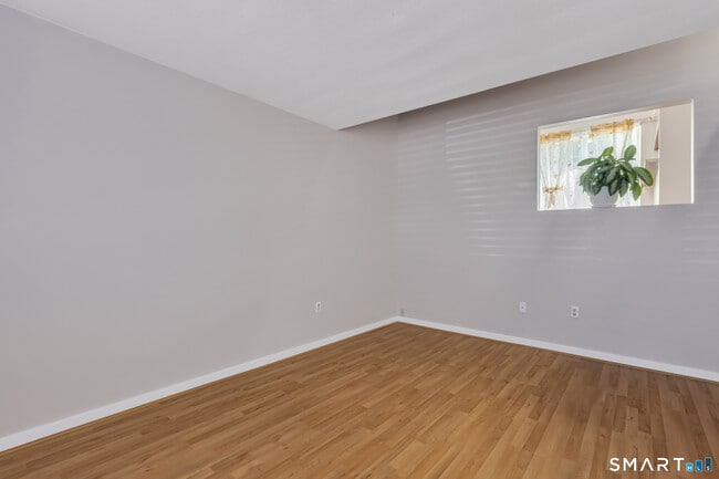 Building Photo - 60 Old Town Rd