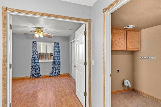 Building Photo - 833 Mackilhaffy Dr