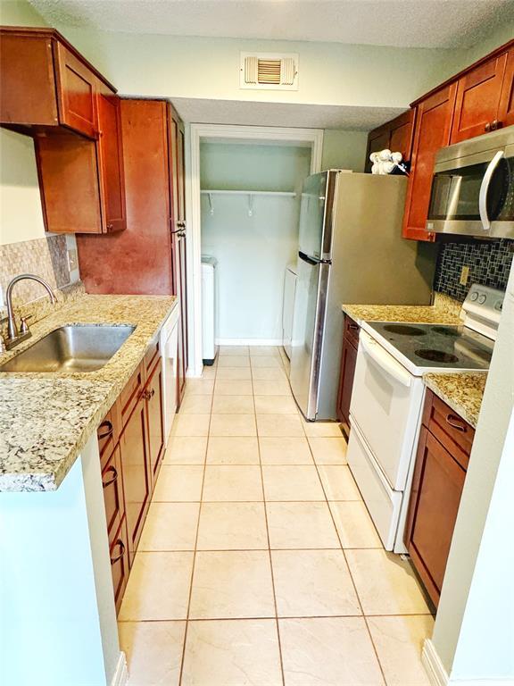 Foto del edificio - 8549 Sands Point Dr