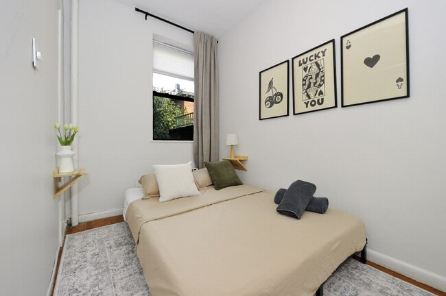 Building Photo - 388 W 38th St