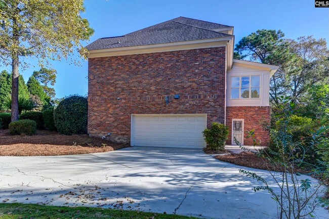 Building Photo - Stunning 5 Bedroom 3 Full Bath and 2 Half ...