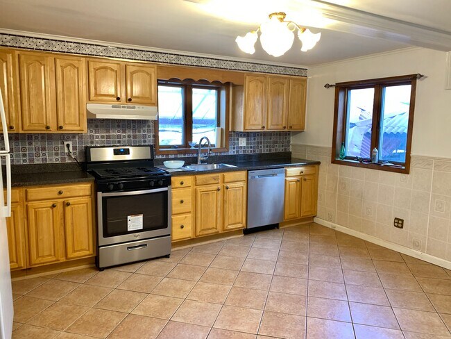 HUGE KITCHEN - 427 Warren St