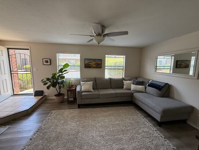 Foto del edificio - Spacious Two-Story 3 Bedroom, 1.5 Bath Tow...