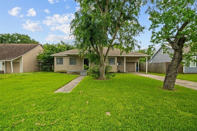 Building Photo - 623 18th Ave N